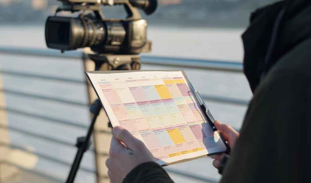 caméraman qui lie le cahier des charges pour faire la vidéo